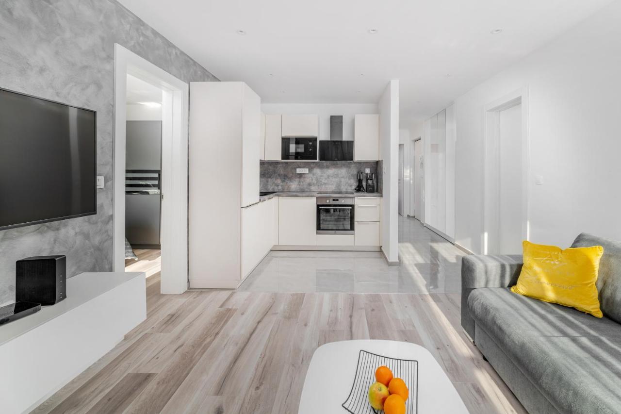 Luxury Apartment Sandra Split Exterior photo
